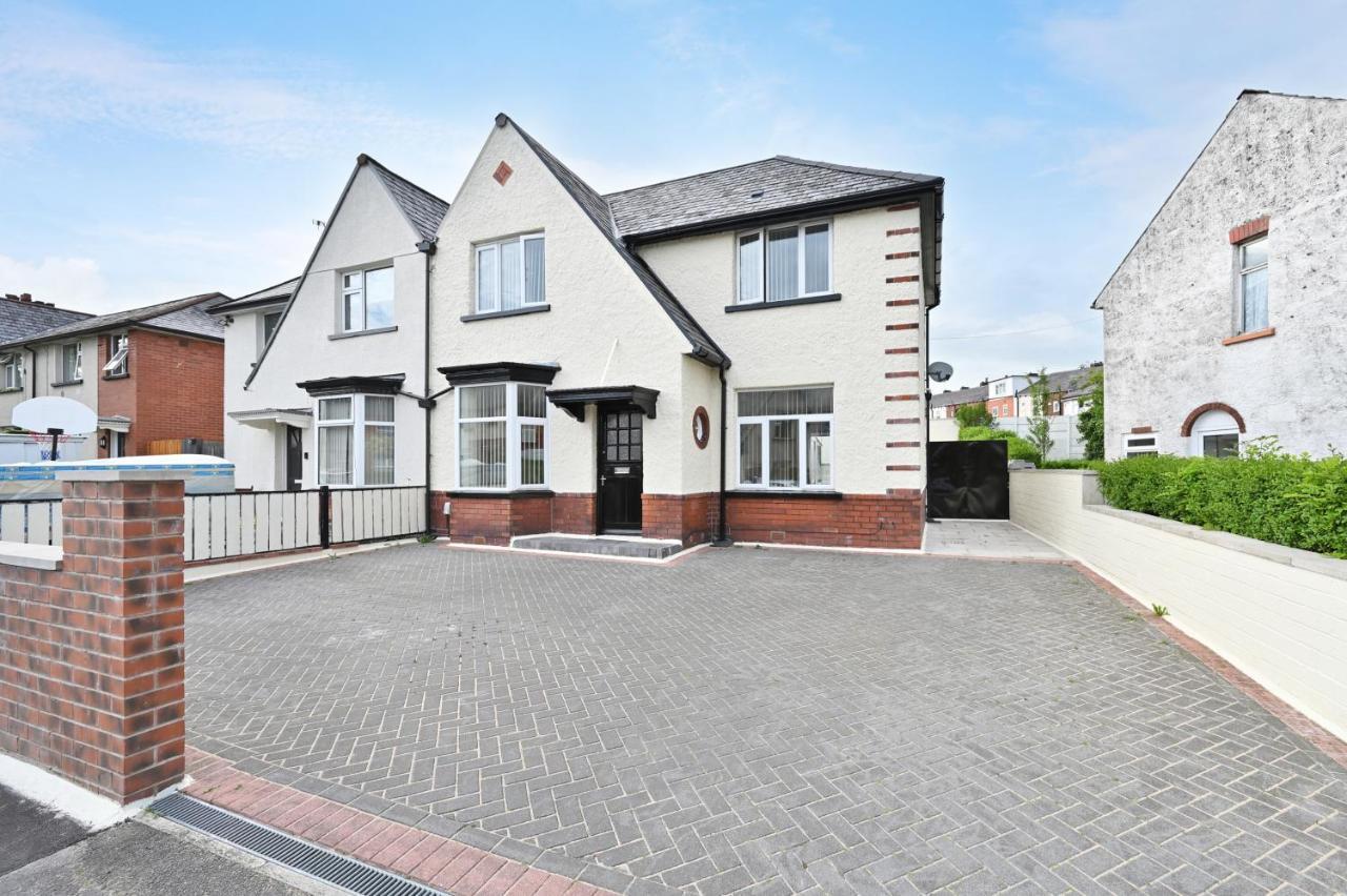 Villa Sleek And Stylish 3 Bed In Bolton - Garden - Parking Extérieur photo