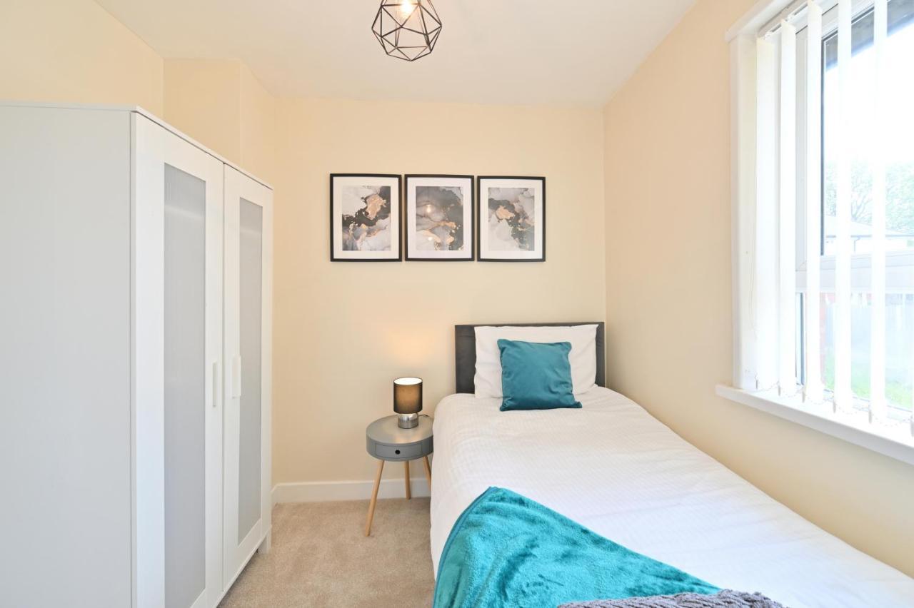Villa Sleek And Stylish 3 Bed In Bolton - Garden - Parking Extérieur photo